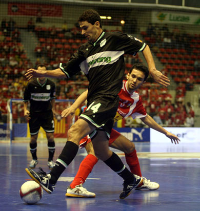 Futsal lesson: ball control by Daniel, defence by Pc... (Photo courtesy: Angel Perez - LNFS)