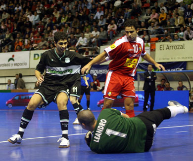 Leandro and Leo defending Martorell against Gabriel*s attempt ( Photo courtesy: Angel Perez - LNFS)