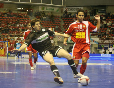 Luis vs Leo (Photo courtesy: Angel Perez - LNFS)