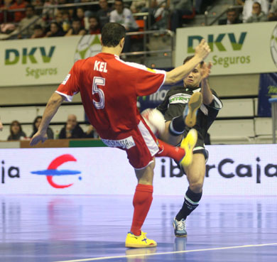 Dangerous games between Kel and Marquinho (Photo courtesy: Angel Perez - LNFS)