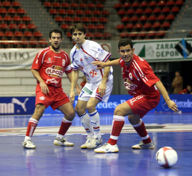 Cesar between Fran Serrejon and Vinicius (Photo courtesy: Angel Perez - LNFS)