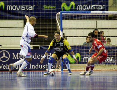 Cico*s attempt against Juanjo and Fran Serrejon (Photo courtesy: Angel Perez - LNFS)