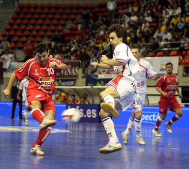 Cobeta tryng to overcome the Cesar defence (Photo courtesy: Angel Perez - LNFS)