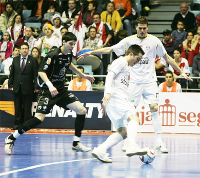 Rato and David vs Matias Lucuix (Photo courtesy: Rub�n de Pedro - LNFS)