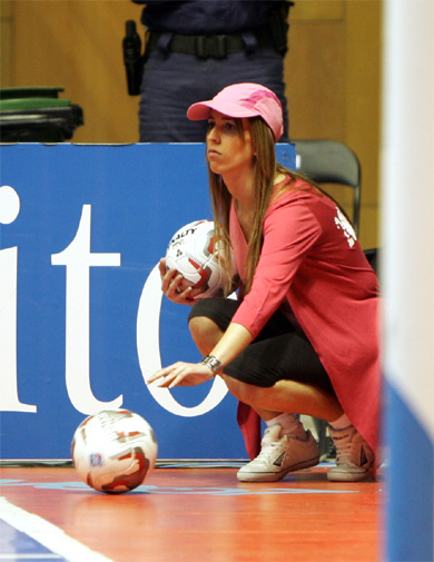 Recogepelotas girl! (Photo courtesy: Rub�n de Pedro - LNFS)