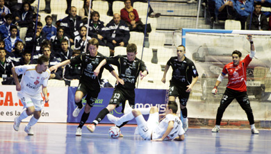 Lin, Geison and Alvarito vs Alemao and Aicardo (Photo courtesy: Rub�n de Pedro - LNFS)