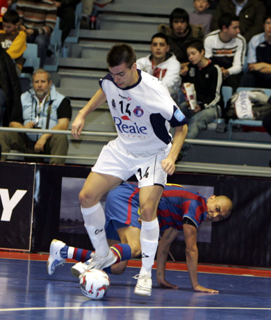 Sergio Lozano vs Ari (Photo courtesy: Rub�n de Pedro - LNFS)