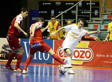 Kike and Saul vs Hector (Photo courtesy: Rub�n de Pedro - LNFS)