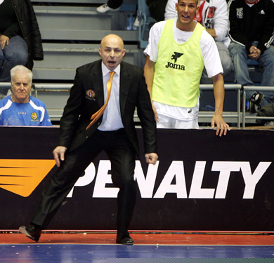 Coach Juanito in action (Photo courtesy: Rub�n de Pedro - LNFS)