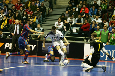 Sergio Lozano*s effort saved by Christian (Photo courtesy: Rub�n de Pedro - LNFS)