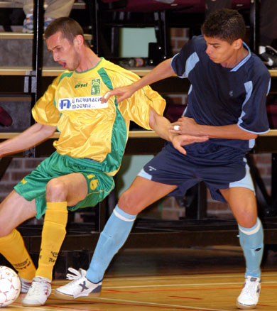 Gokhan Yilmaz (on the left, vs the brazilian Giu) could represent the turkish hope for Euro 2007 (Photo courtesy: Cedric Bouillon - Futsal Echo)